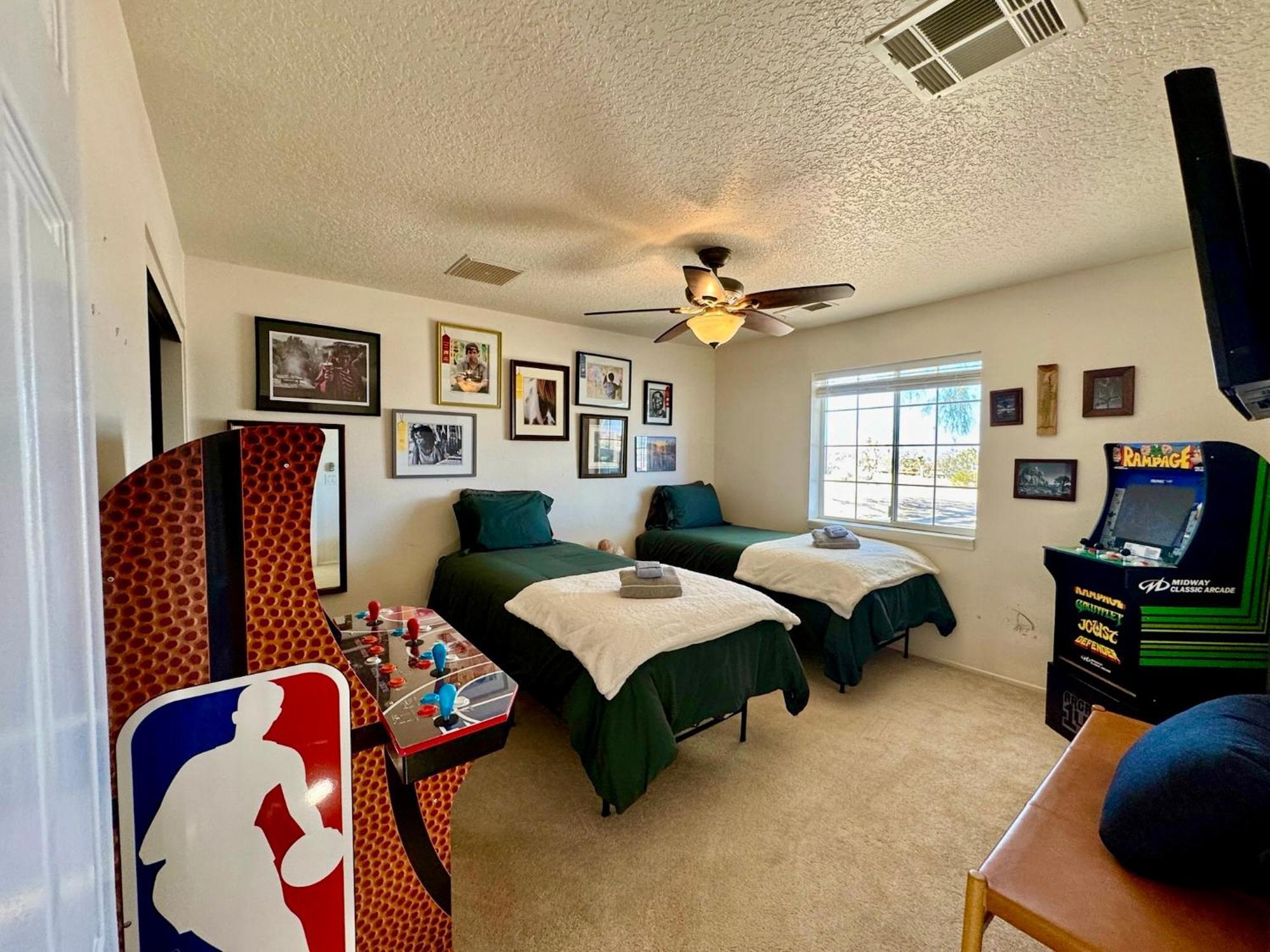 Epic Views, Huge House, Acres Of J-Trees To Explore, Hot Tub, Pool, Ac, And Mini-Golf Joshua Tree Exterior foto